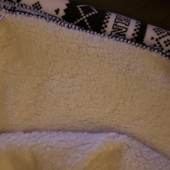 Blanket, Sherpa, Pink Victoria Secret - Picture 2 of 3